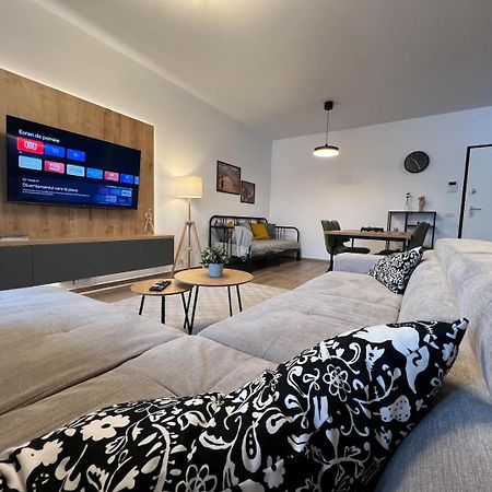 High-Rise Luxury Apartment With Free Parking Bukarest Exteriör bild
