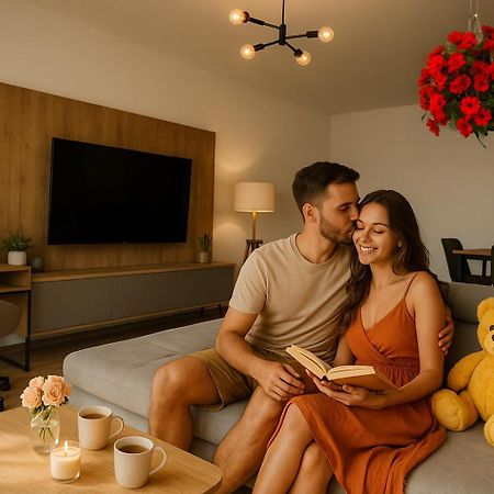 High-Rise Luxury Apartment With Free Parking Bukarest Exteriör bild