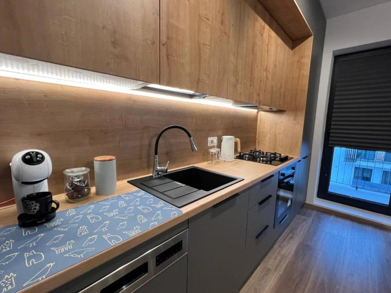 High-Rise Luxury Apartment With Free Parking Bukarest Exteriör bild