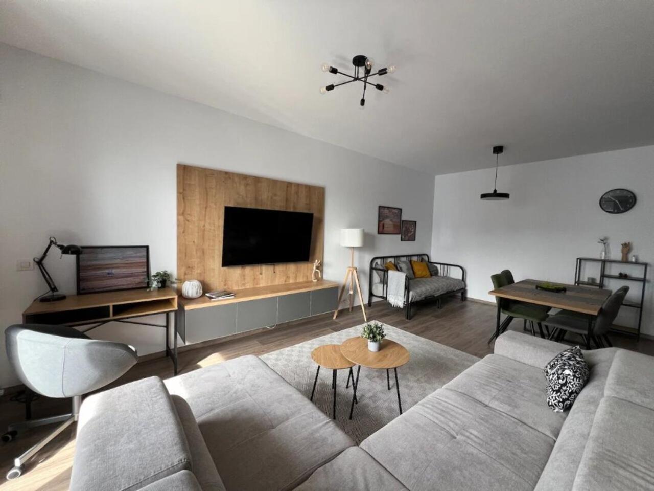 High-Rise Luxury Apartment With Free Parking Bukarest Exteriör bild