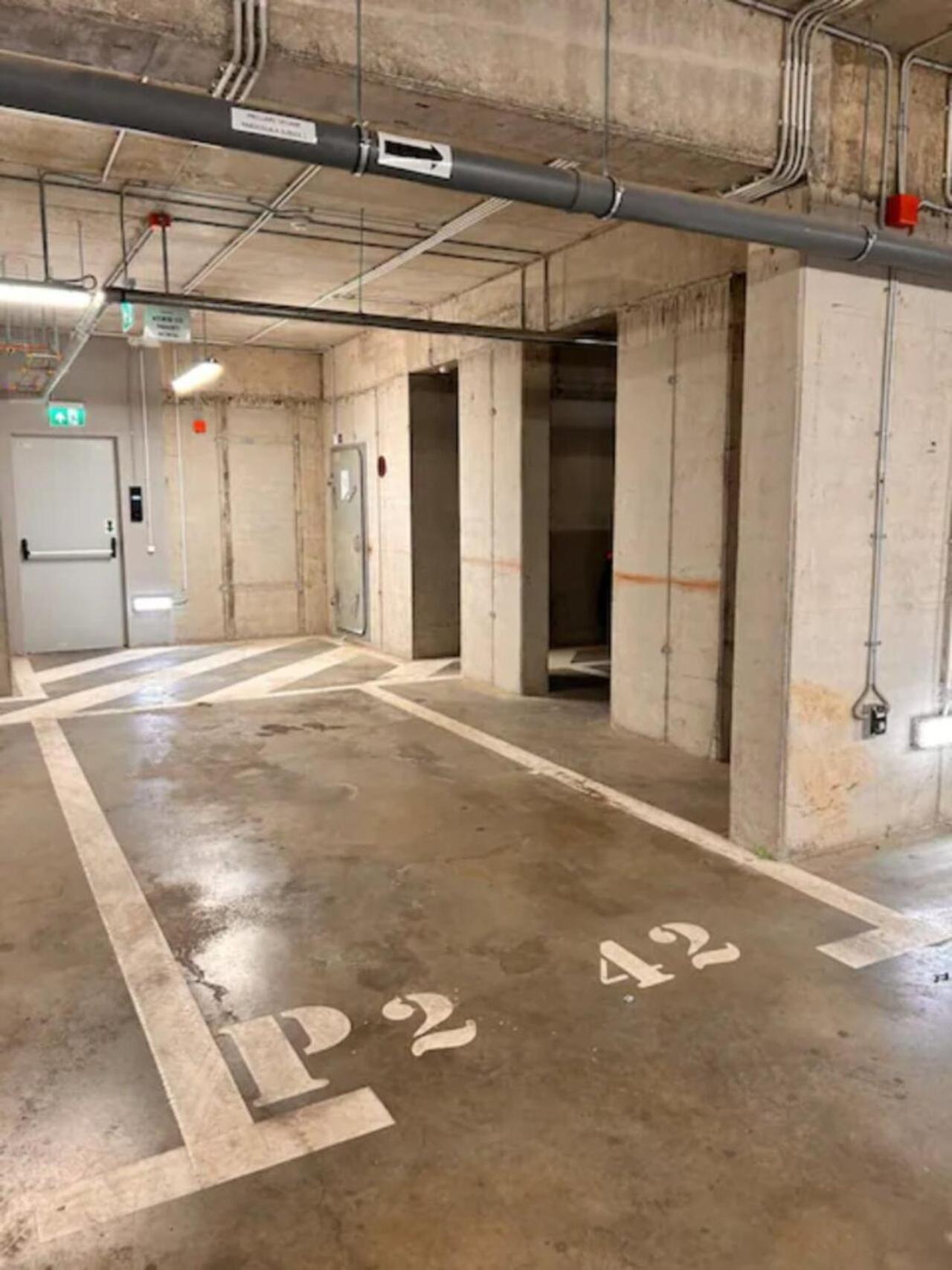 High-Rise Luxury Apartment With Free Parking Bukarest Exteriör bild