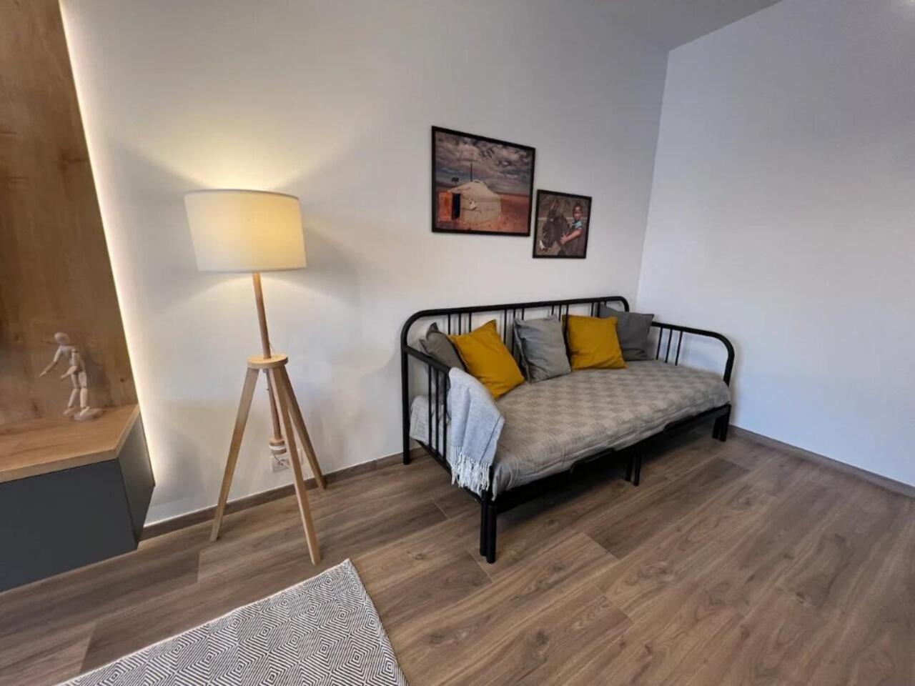 High-Rise Luxury Apartment With Free Parking Bukarest Exteriör bild