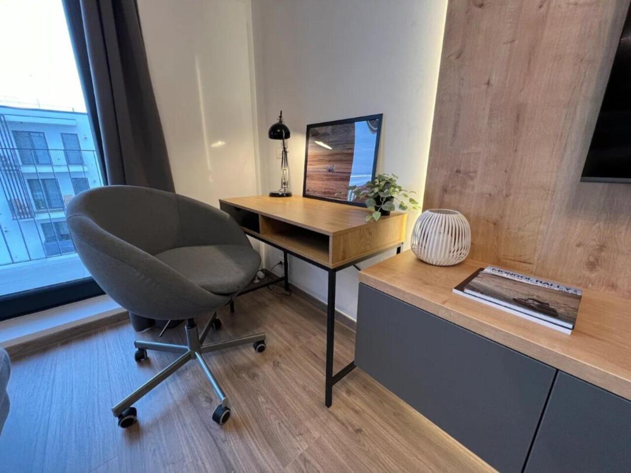 High-Rise Luxury Apartment With Free Parking Bukarest Exteriör bild