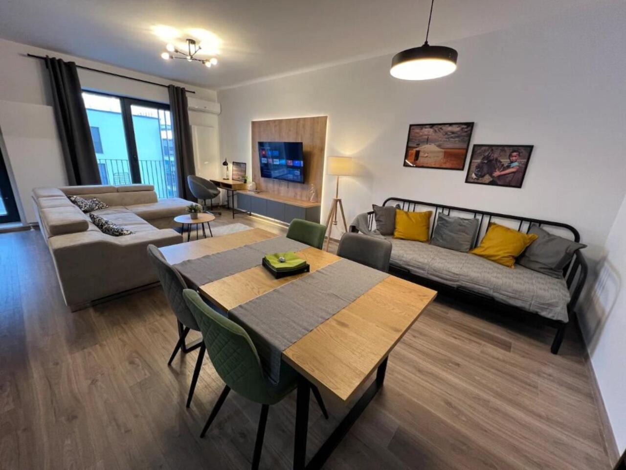High-Rise Luxury Apartment With Free Parking Bukarest Exteriör bild