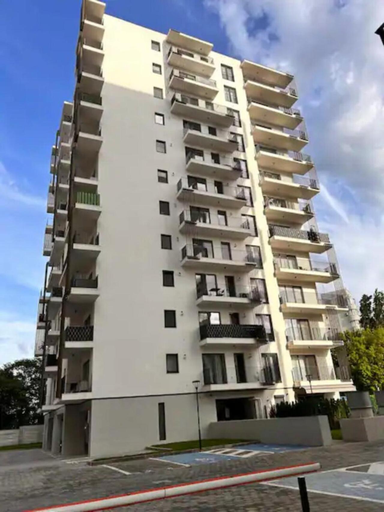 High-Rise Luxury Apartment With Free Parking Bukarest Exteriör bild