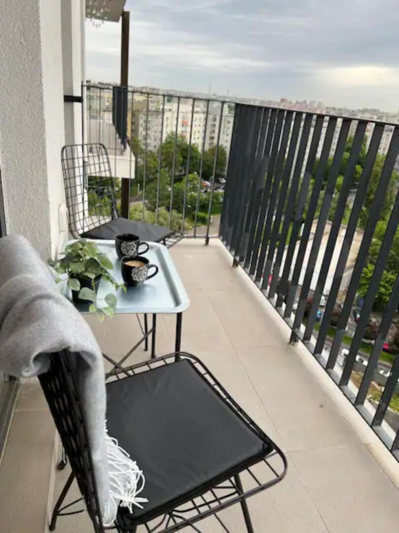 High-Rise Luxury Apartment With Free Parking Bukarest Exteriör bild