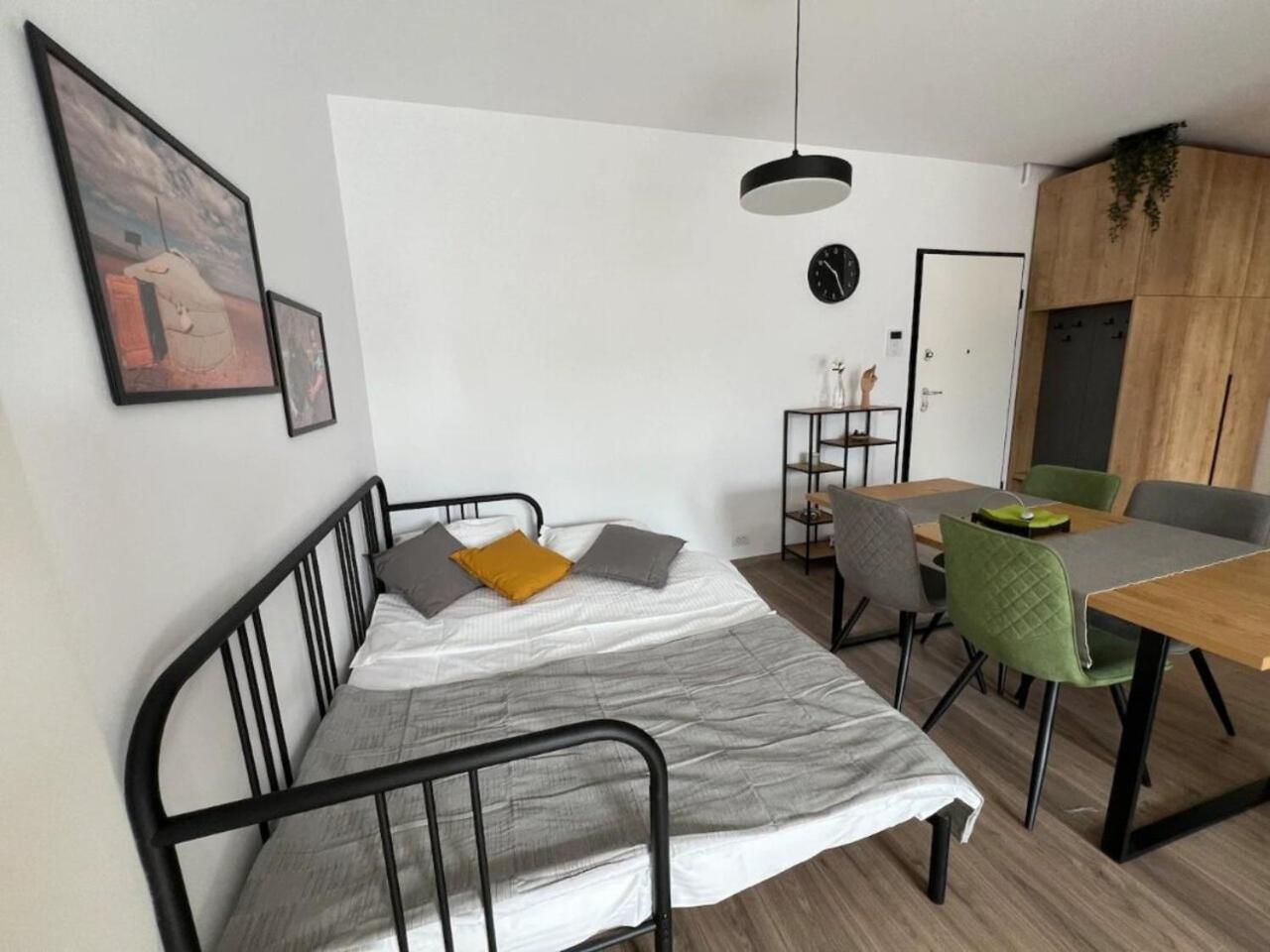 High-Rise Luxury Apartment With Free Parking Bukarest Exteriör bild