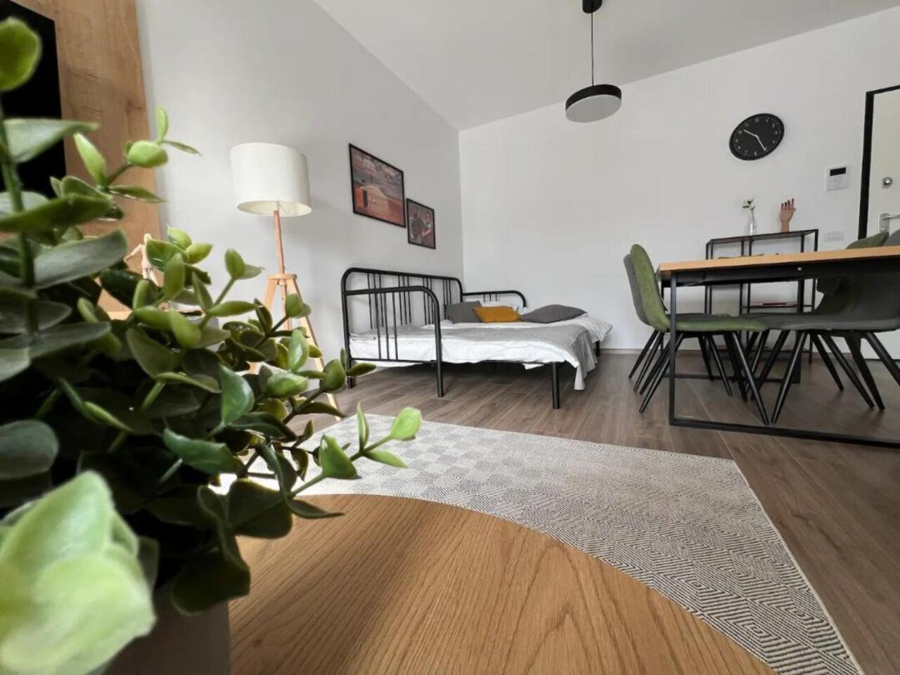 High-Rise Luxury Apartment With Free Parking Bukarest Exteriör bild