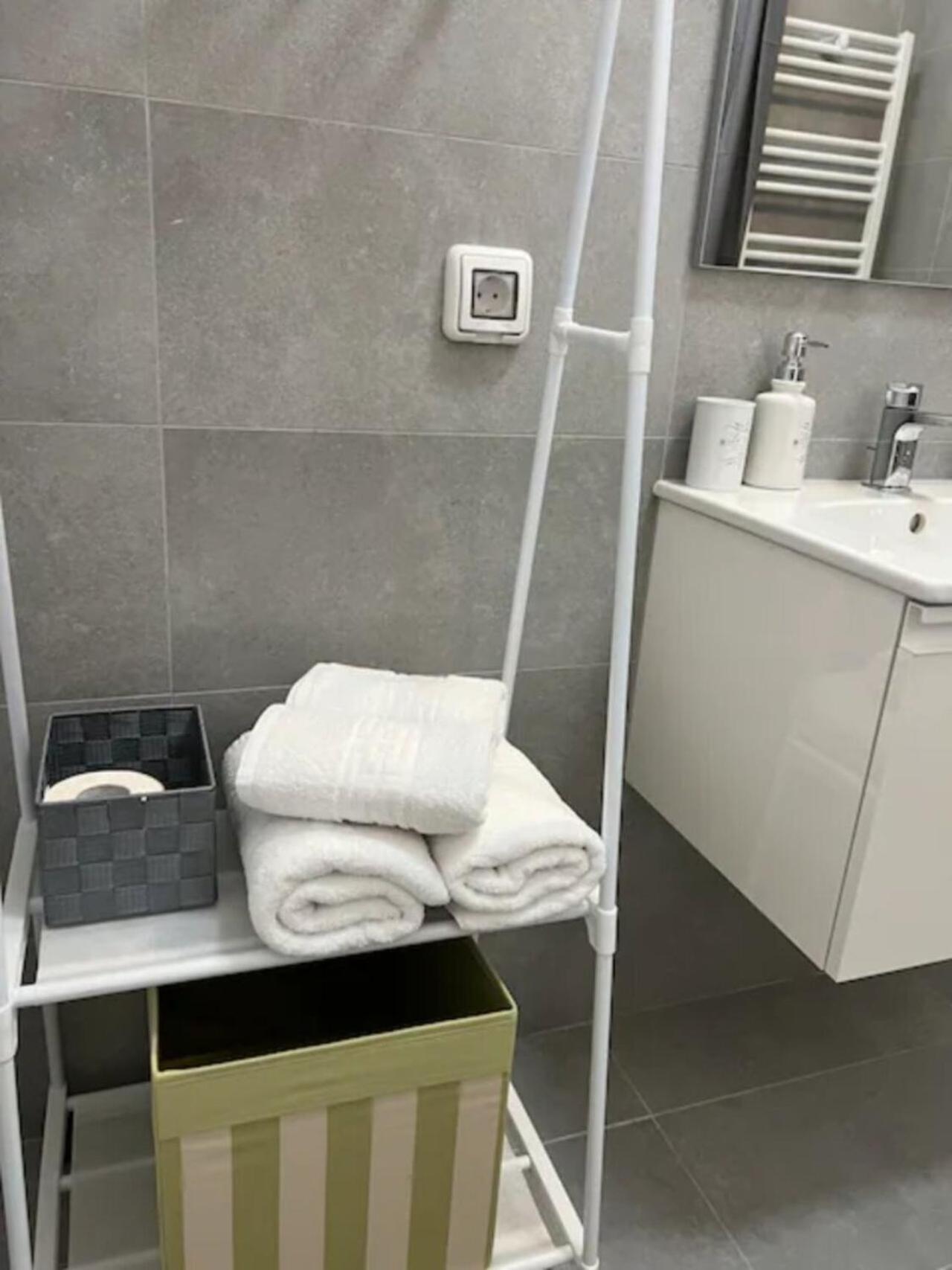 High-Rise Luxury Apartment With Free Parking Bukarest Exteriör bild